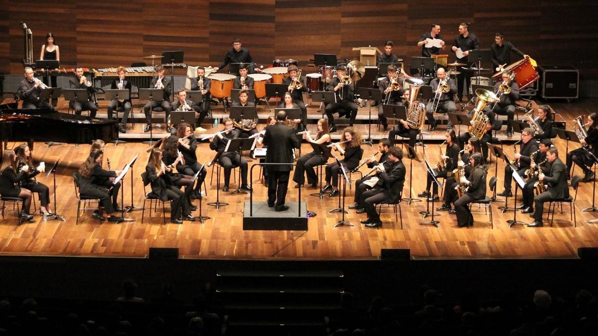 La Orquesta Juventudes Musicales-ULE invita al público a sentarse entre los instrumentistas en un ensayo en Sabero