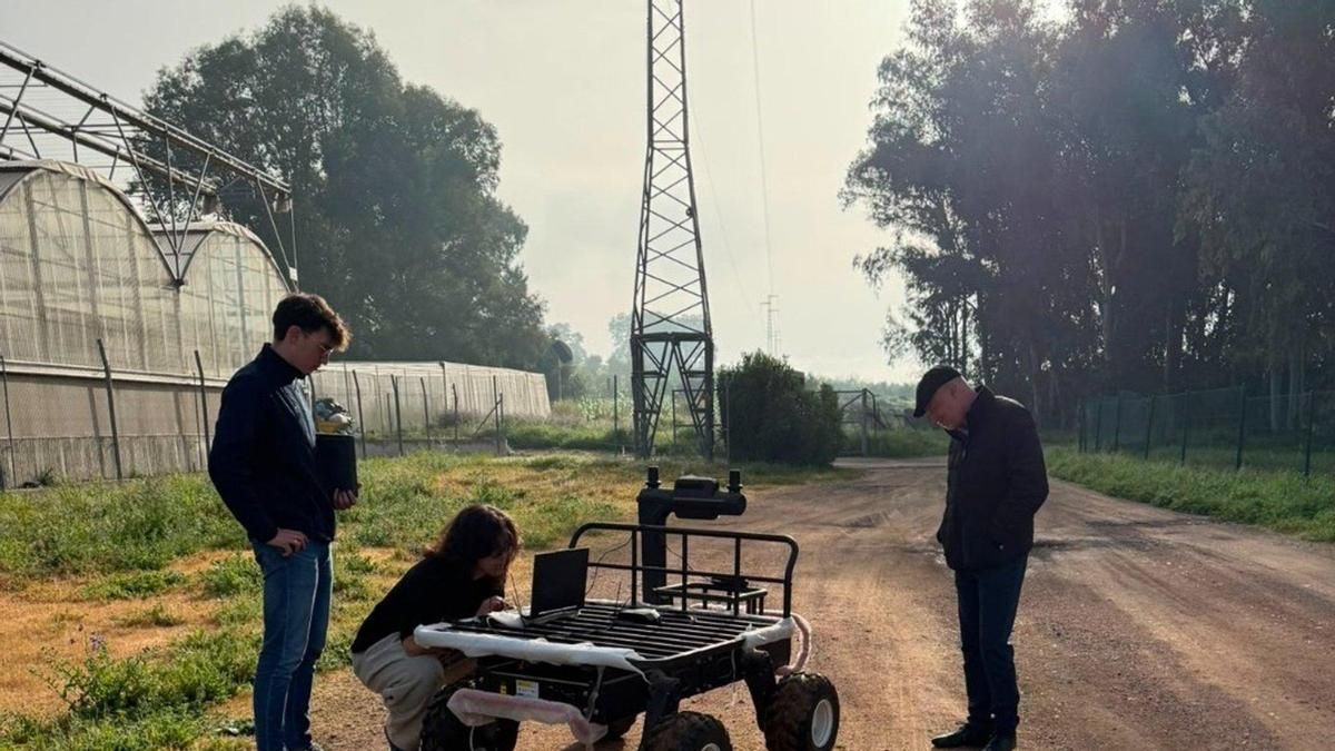 Técnicos de Cosigein trabajando en el prototipo 2.