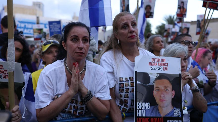 Cientos de personas esperan la liberación de los rehenes por parte de Hamás en Tel Aviv, Israel este lunes.