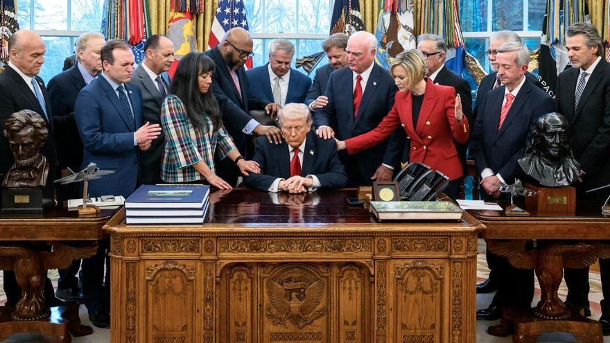 Trump se reúne con miembros de la Oficina de Asuntos Religiosos de la Casa Blanca en el Despacho Oval el pasado 5 de marzo. 