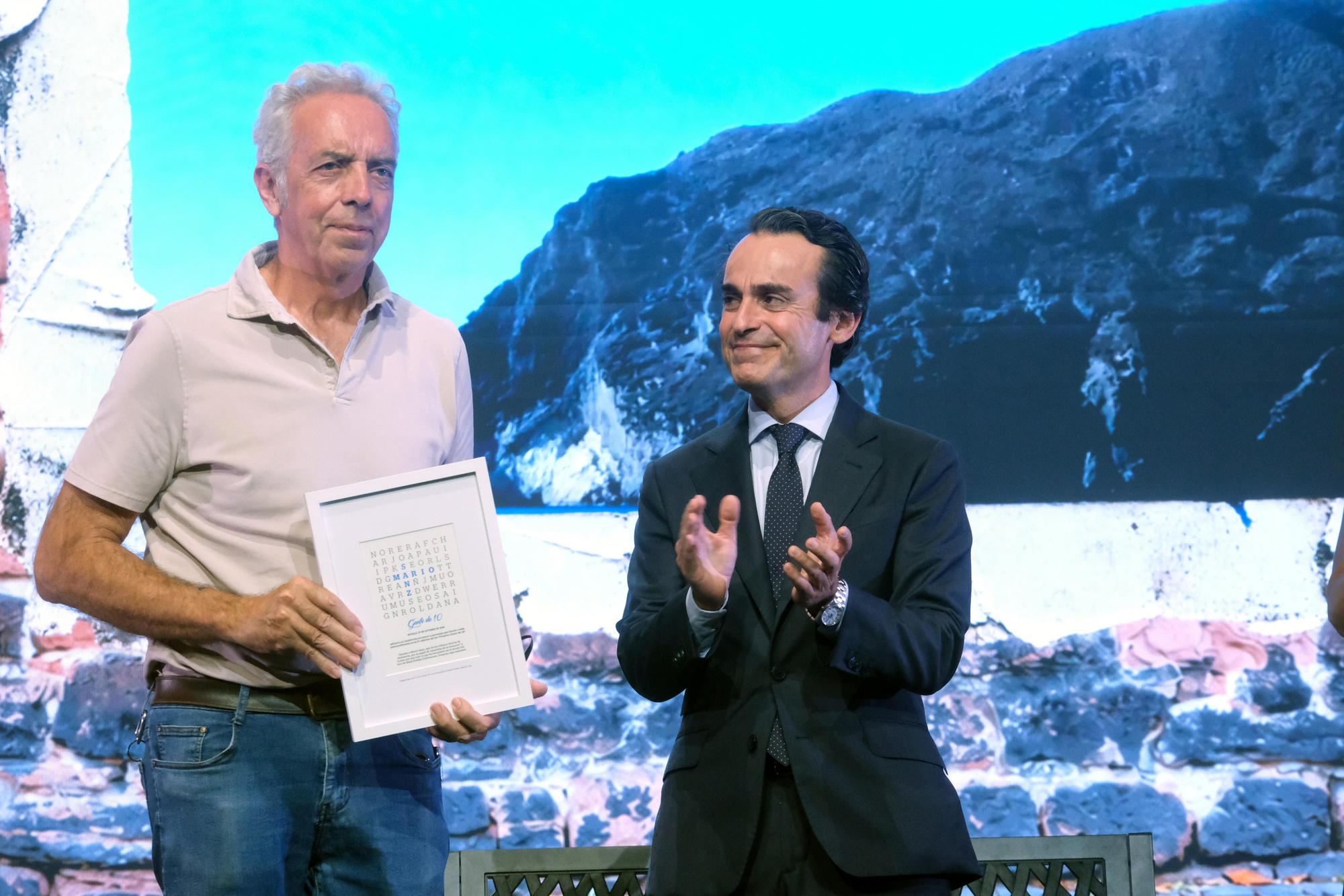 El premiado, al recoger el galardón.