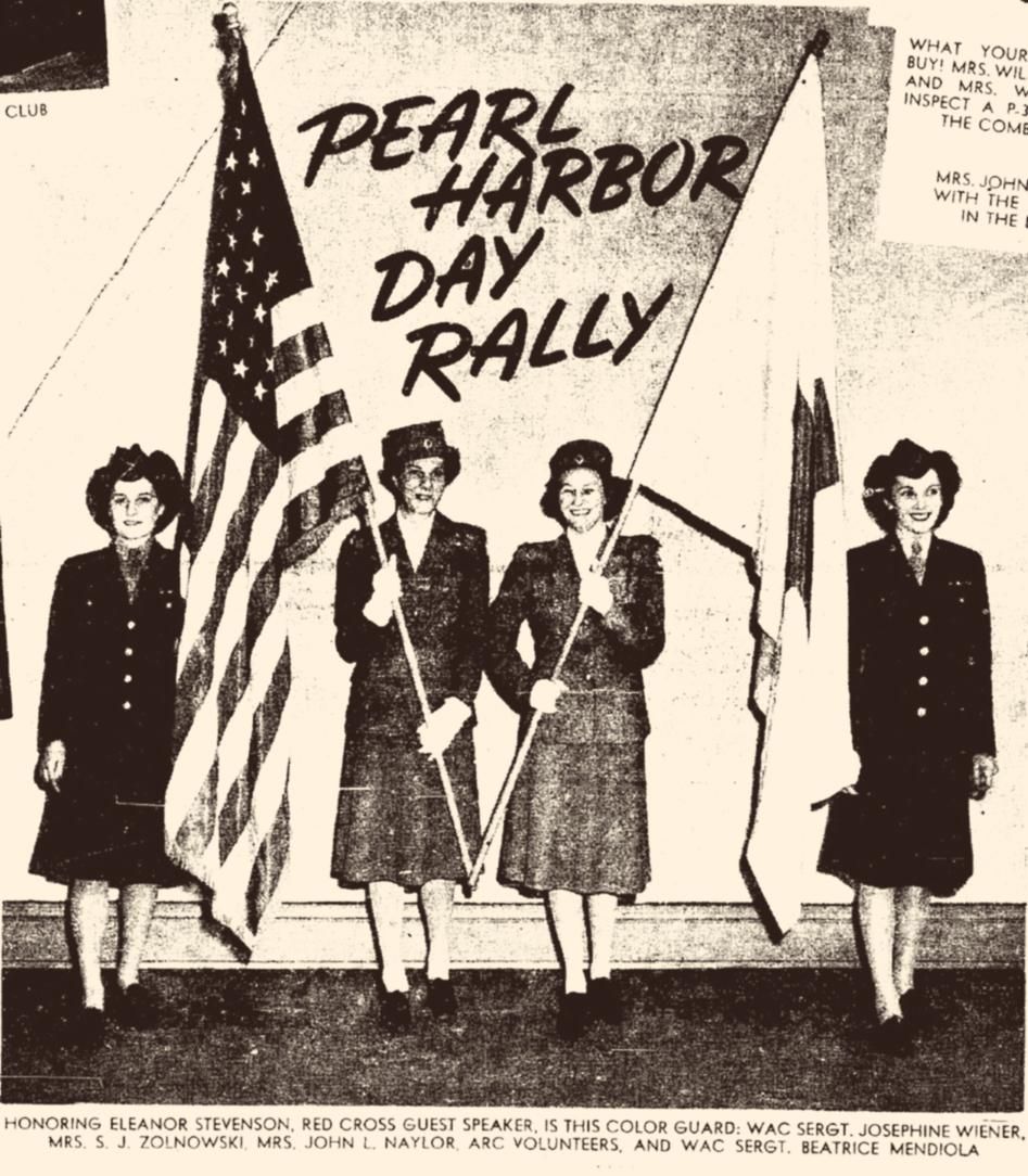 La sargento Beatrice Mendiola (a la derecha) en la reunión del Día de Pearl Harbor en Cleveland (Cleveland Plain Dealer, 22 de junio de 1944).