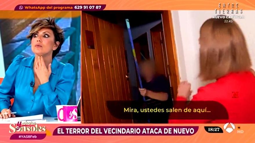 Agreden a una reportera de 'Y ahora Sonsoles' con una escoba mientras cubría un conflicto vecinal: "¡Fuera! ¡Fuera!"