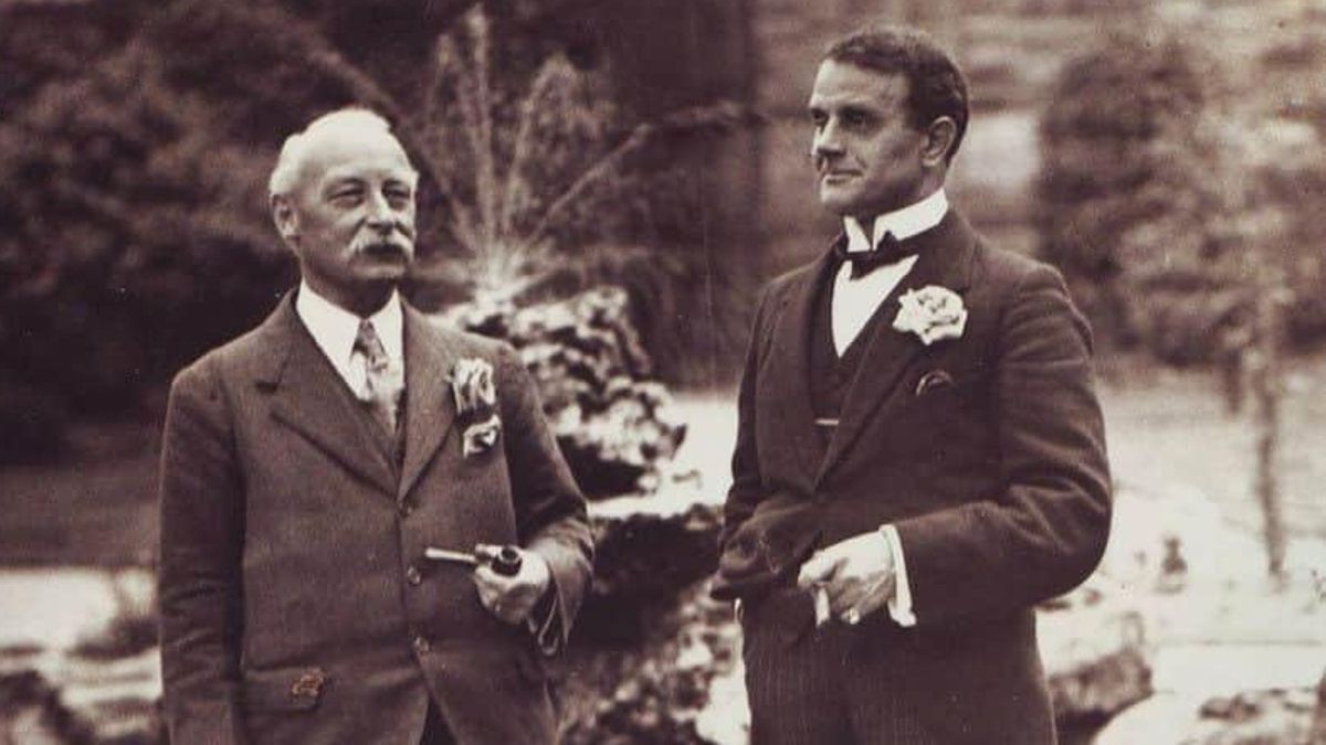 Sir Arthur Conan Doyle con Fred Broome, propietario de Royal Baths, en 1917.