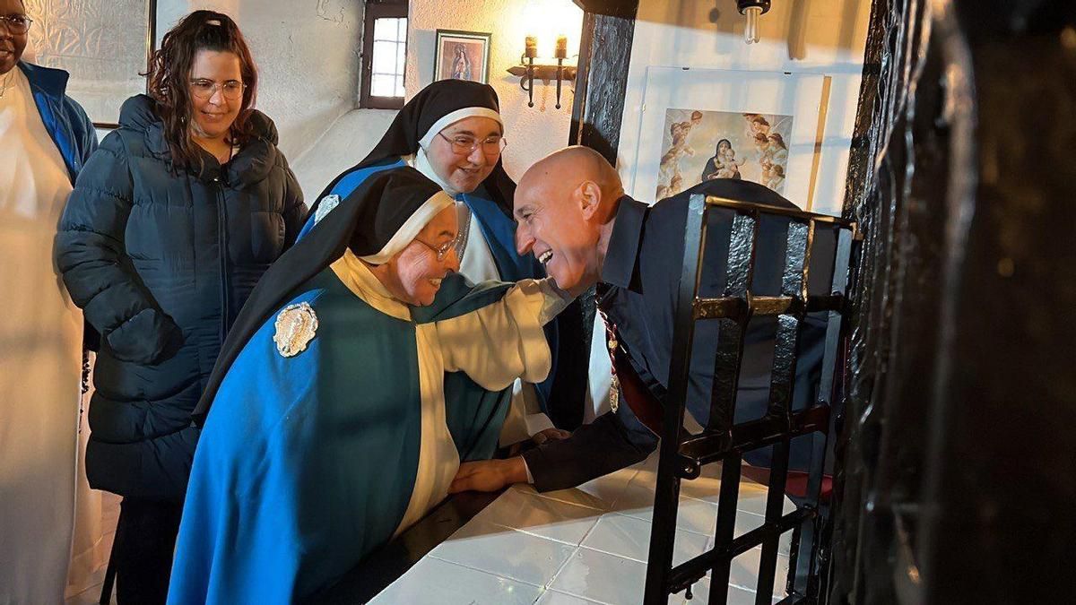 Saludo de 'normalidad' en la visita de la Corporación a las monjas en el convento de las Concepcionistas.