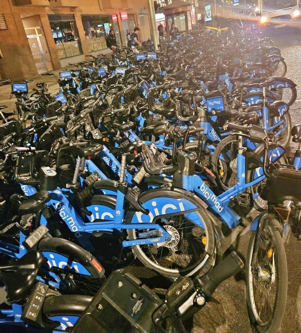 Bicicletas apiladas en Príncipe Pío el 1 de mayo