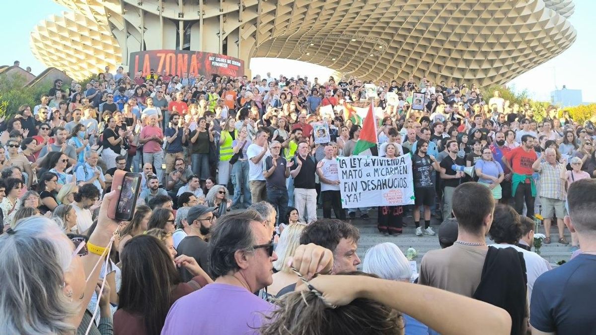 Centenares de personas rinden homenaje a la memoria de Maricarmen en Sevilla.