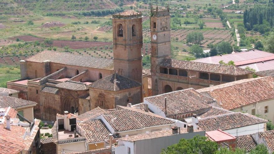 Vista plaza mayor de Alcaraz con Iglesia de la Trinidad y Torre del Tardón. Plaza de Alcaraz. Albacete. Portal de Cultura Castilla-La Mancha