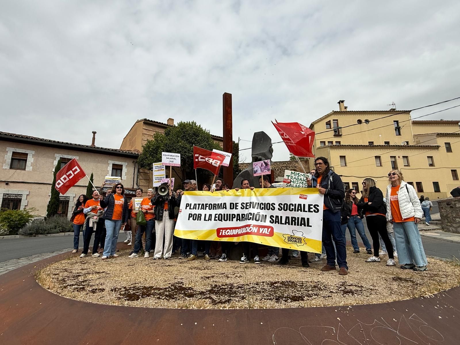 Concentración de la plataforma frente a las Cortes de Castilla-La Mancha