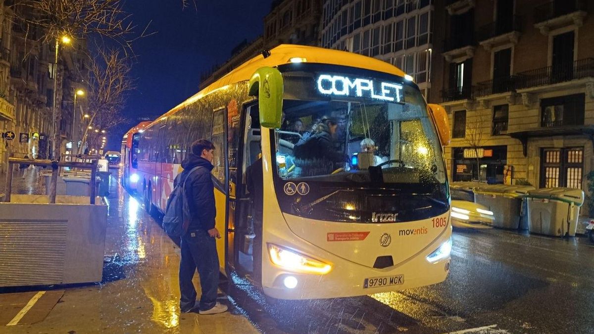 Usuarios accediendo a un autobus interurbano, esta mañana en Barcelona.
