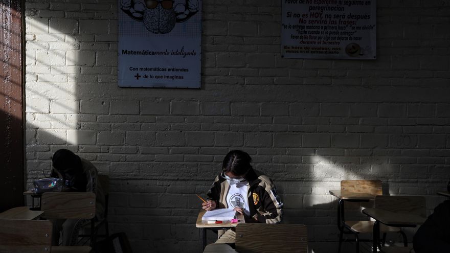 Jóvenes de una secundaria técnica asisten a clases presenciales hoy, en Ciudad de México (México). EFE/ Sáshenka Gutiérrez