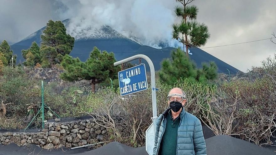 El periodista Ángel Tristán viajó recientemente a La Palma para observar de cerca el volcán de Cumbre Vieja. Él fue uno de los primeros reporteros que aterrizó en la Isla Bonita para cubrir la erupción del volcán Teneguía
