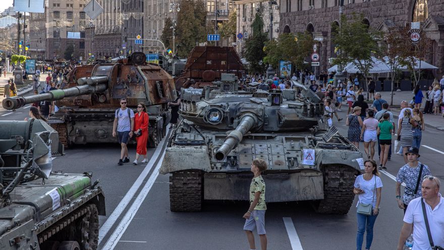 Kiev exhibe en el Día de la Independencia vehículos militares rusos capturados en combates