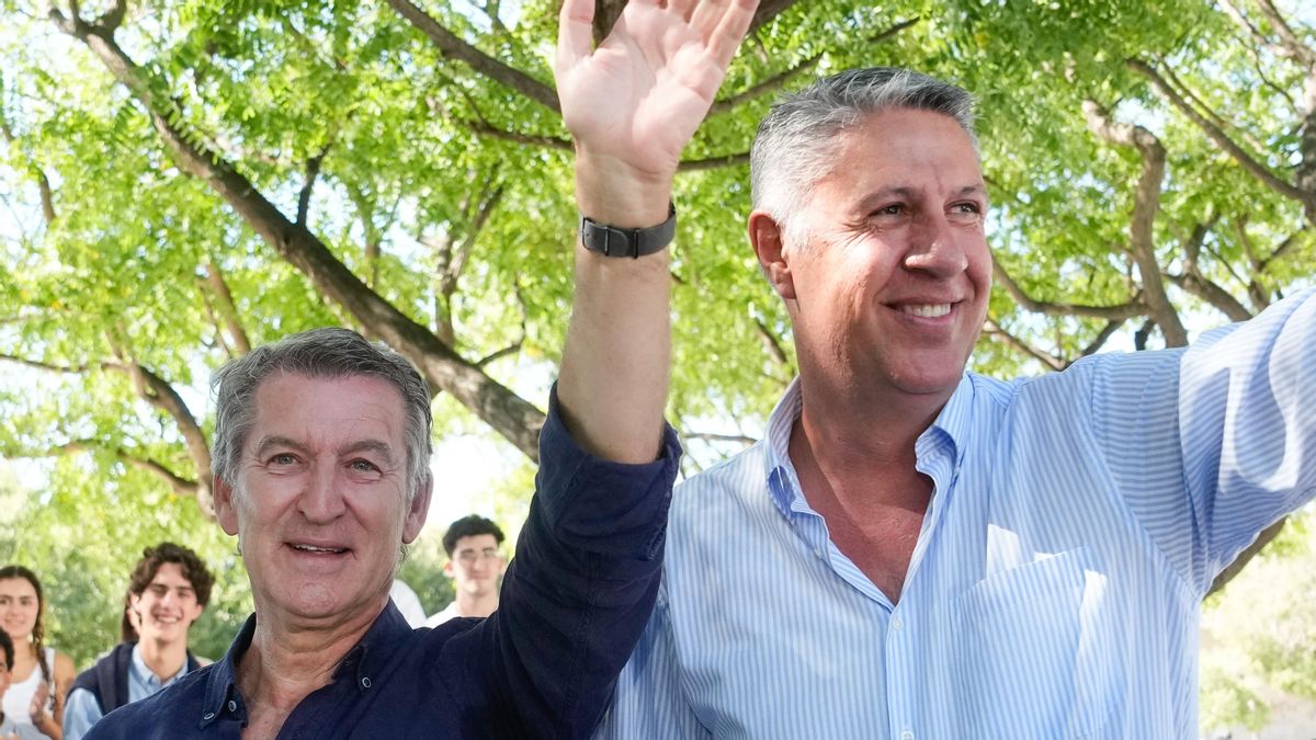 El presidente del PP, Alberto Núñez Feijoo (i), y el alcalde de Badalona, Xavier Garcia Albiol (d), asisten a un reciente acto del partido en Badalona. EFE/Enric Fontcuberta