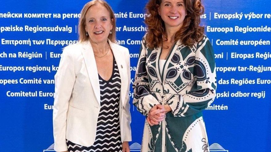 La consejera de Presidencia, Isabel Urrutia, demanda una Europa "fuerte y unida" ante el actual escenario internacional y reivindica el papel de los jóvenes