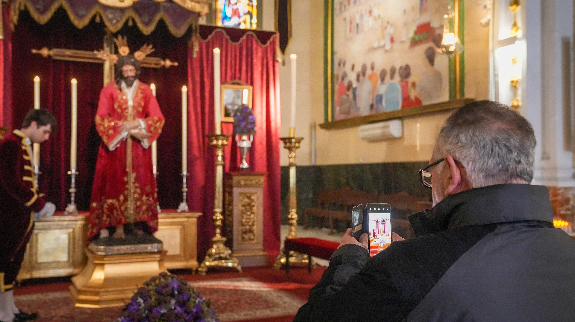 Los besapiés de Jesús Rescatado y del Cristo del Remedio de Ánimas, y el besamanos de Jesús, Divino Salvador, en su Prendimiento, en imágenes
