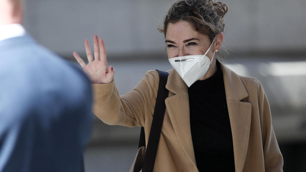 La exdiputada de Ciudadanos Marta Martín se despide tras una sesión plenaria celebrada en el Congreso de los Diputados.