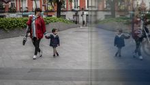 Madre e hijo pasean de la mano en Madrid.