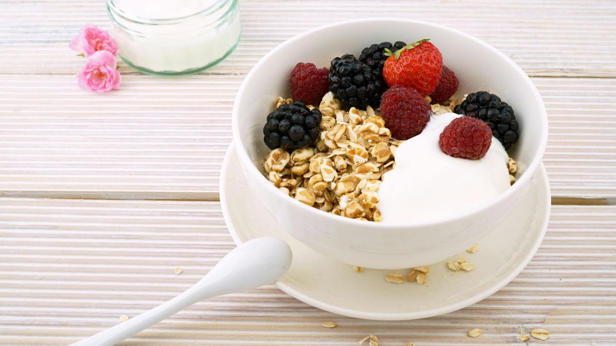 Para el bowl de yogur con frutas puedes experimentar con distintos tipos de ingredientes, incluso añadirle algo de granola si así lo deseas