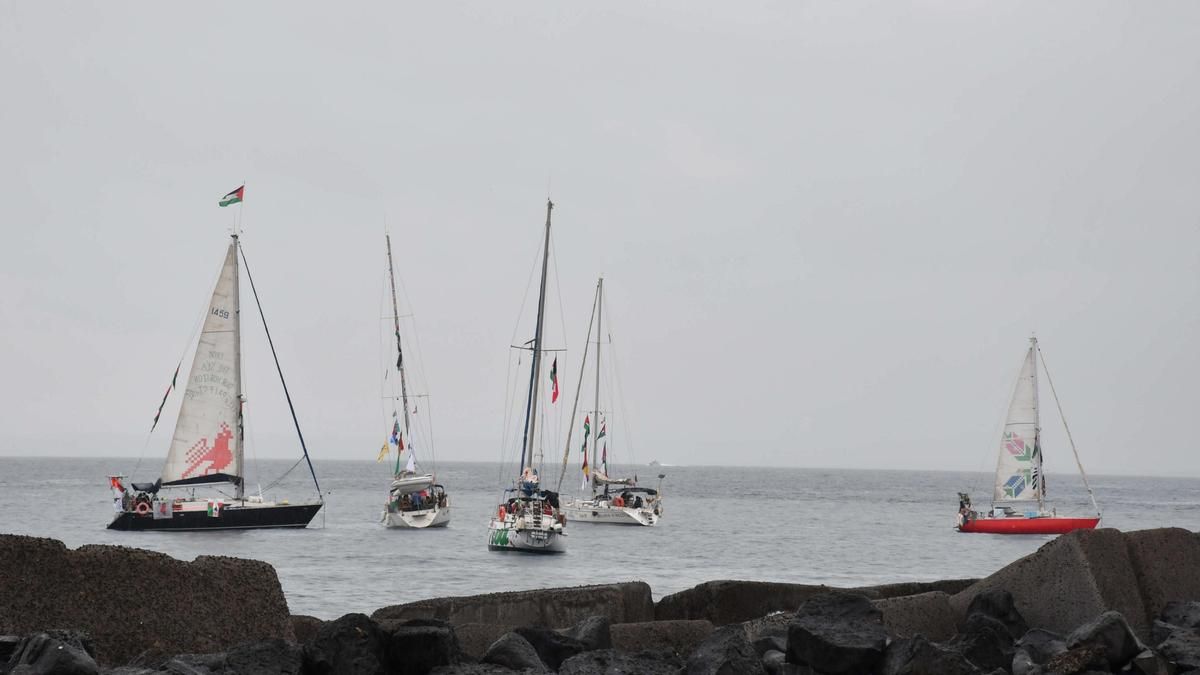 La flotilla rumbo a Gaza zarpa del puerto de San Giovanni Li Cuti en Catania, Sicilia, sur de Italia.