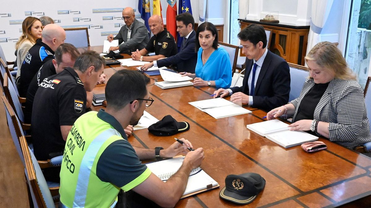 La alcaldesa de Santander pide refuerzos para el verano a la Policía Nacional porque los 262 agentes locales se niegan a hacer horas extra