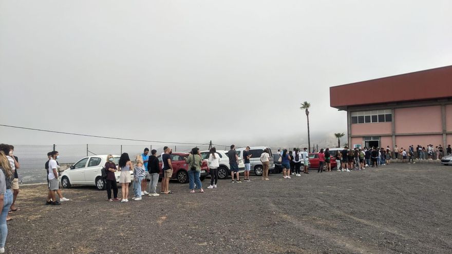 Fila, en la mañana de este sábado, en el punto de vacunación situado en el Pabellón Municipal de El Paso.