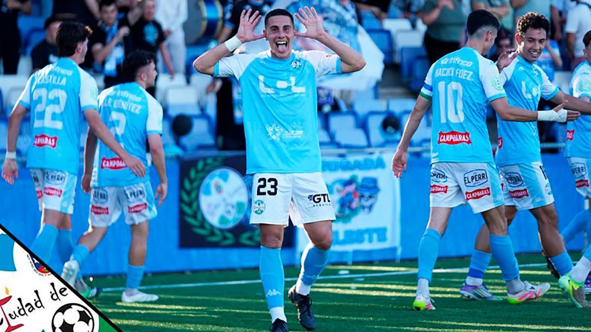 Juagadores del Ciudad de Lucena celebran un gol.