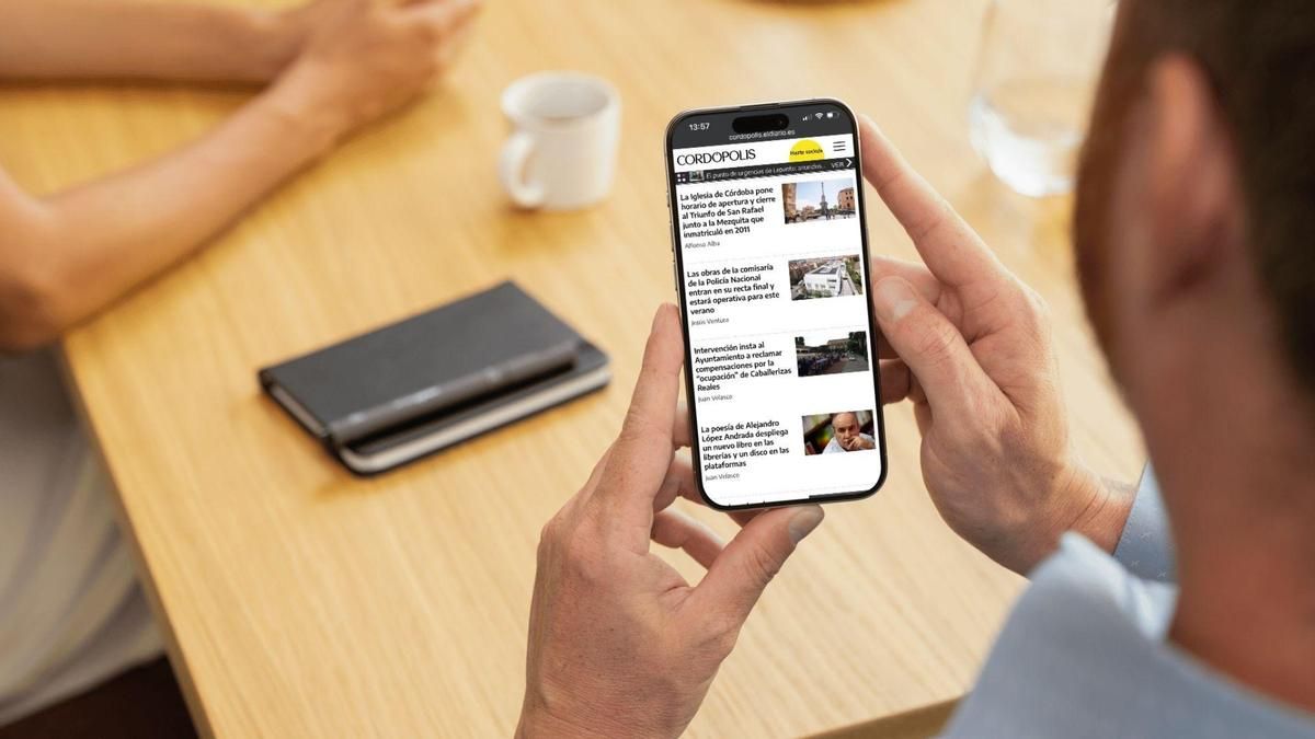 Un joven lee 'Cordópolis' en una cafetería