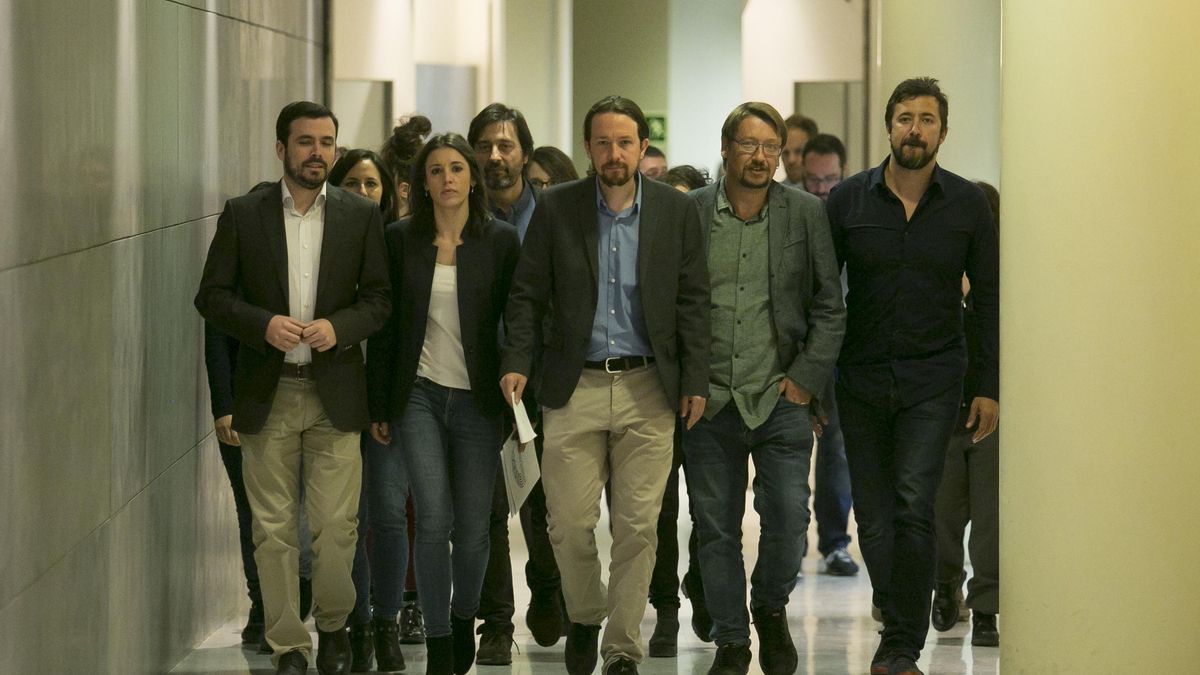 Pablo Iglesias, Irene Montero, Alberto Garzón, Xavier Domènech y Antón Gómez-Reino, en el Congreso de los Diputados