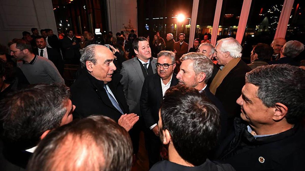 Francos y los gobernadores se cruzaron en La Rural en medio de la tensión por los fondos