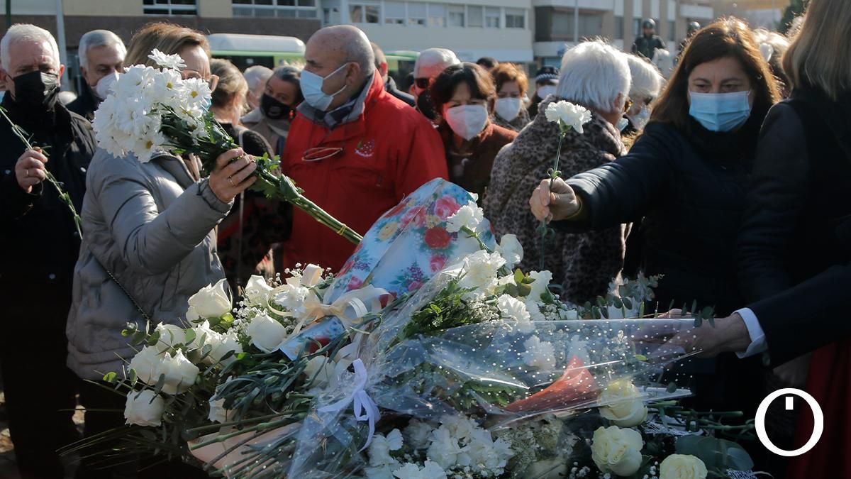 Ofrenda floral en recuerdo de María de los Ángeles García y María Soledad Muñoz