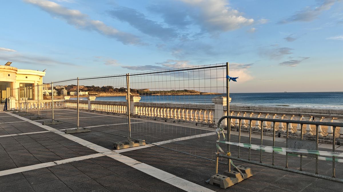Punto precintado sobre los bajos del Rhin en la Primera Playa de El Sardinero, que están apuntalados.
