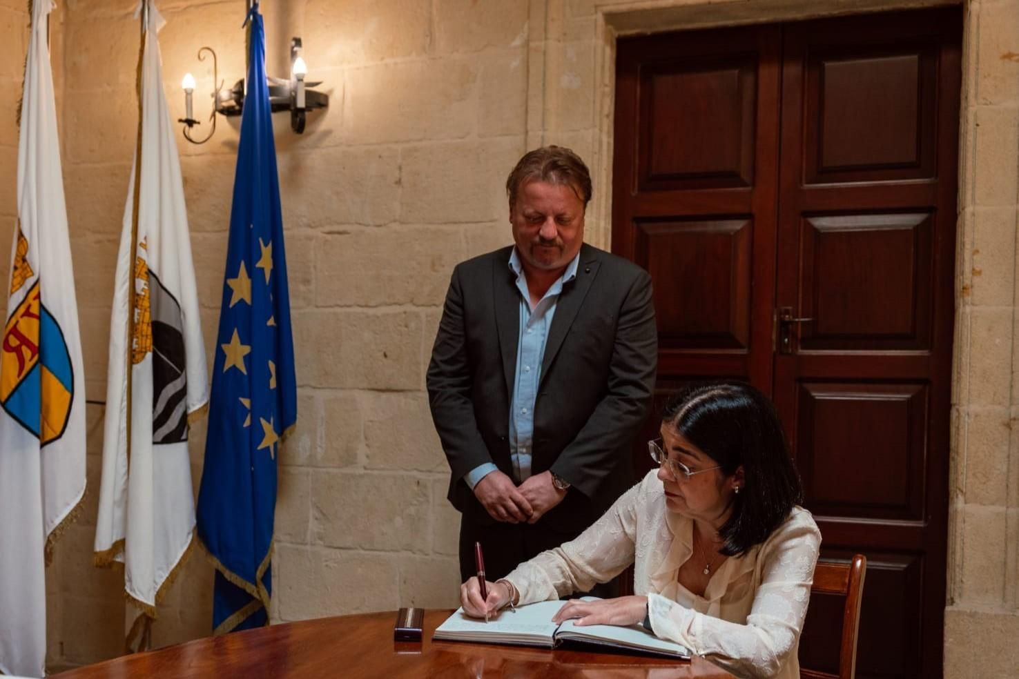 La alcaldesa de Las Palmas de Gran Canaria, Carolina Darias, firma en el libro de visitas del Ayuntamiento de Victoria.