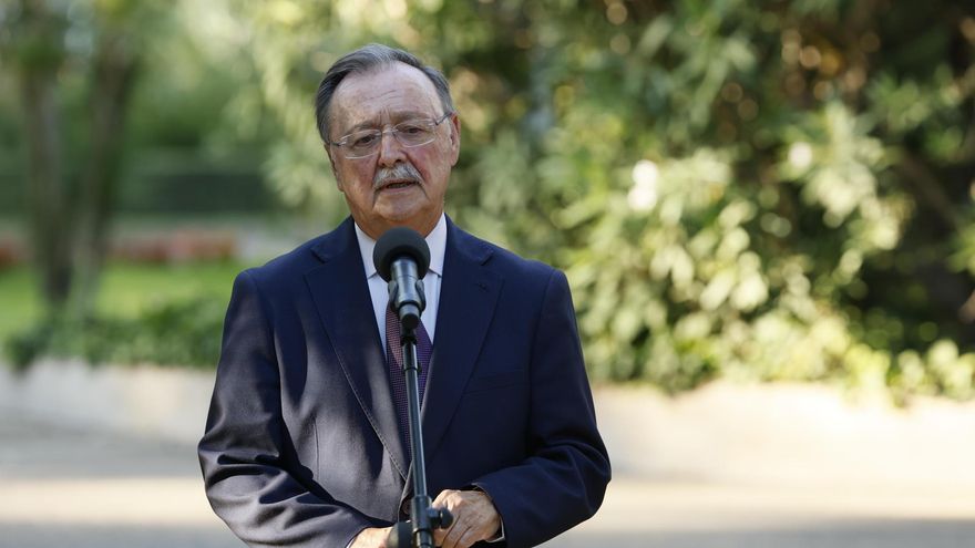 El presidente ceutí, Juan Jesús Vivas, ofrece declaraciones tras su reunión con el rey Felipe VI este jueves en el Palacio de Marivent en Palma de Mallorca.