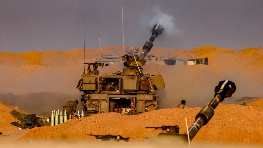 Soldados israelíes disparan un cañón howitzer de 155 mm en una ubicación no revelada cercana a la frontera de Gaza.