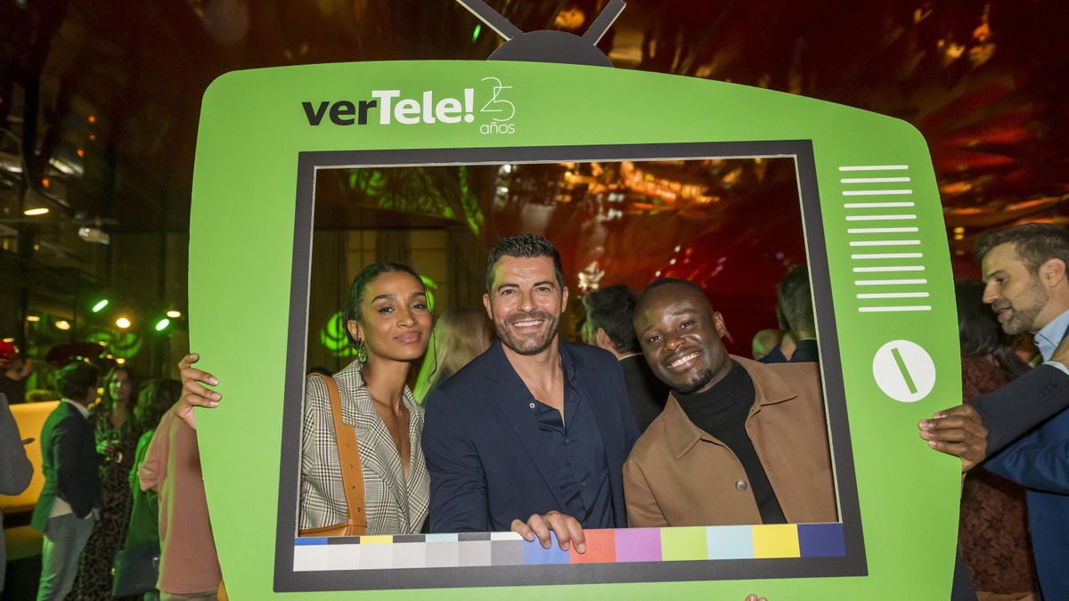 Trisha Fernández, Antonio Santana y Janick en la fiesta 25 aniversario verTele