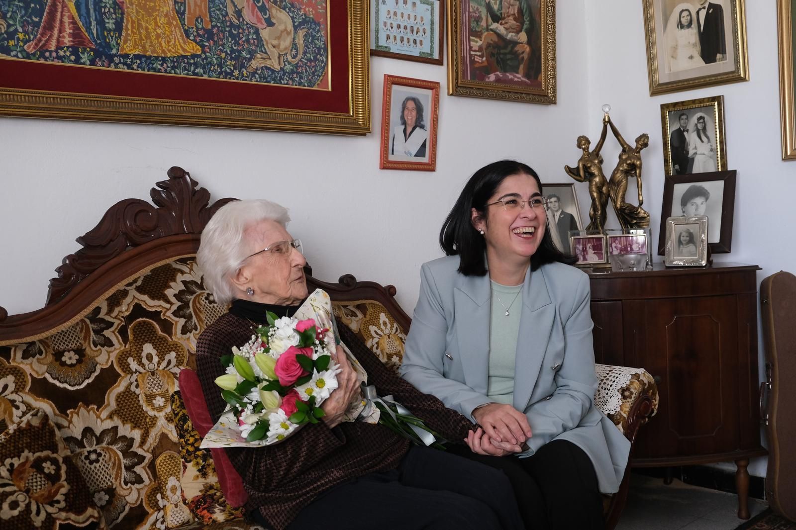 La alcaldesa de Las Palmas de Gran Canaria, Carolina Darias, hizo entrega de un ramo de flores a Benita Carolina López Suárez en su 104 cumpleaños.