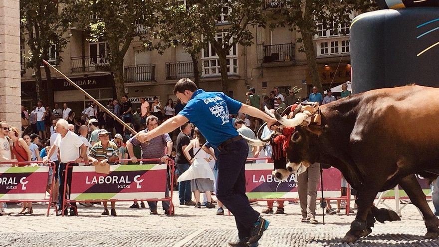 El arrastre de piedra con bueyes es uno de los 'herri kirolak' populares. En la imagen, la prueba de 2017