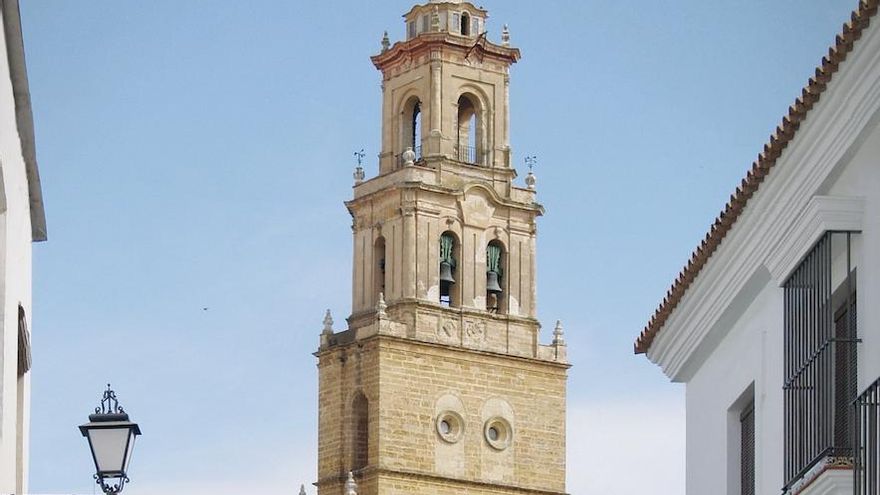 Conocida por su tradicional sonido de campanas, esta localidad sevillana alberga una fechada en 1493