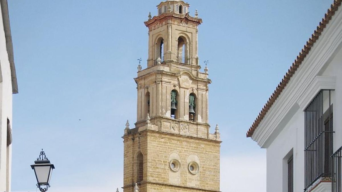 Conocida por su tradicional sonido de campanas, esta localidad sevillana alberga una fechada en 1493