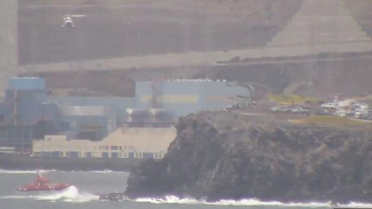 Momentos del rescate de la mujer en la playa de Las Lajas