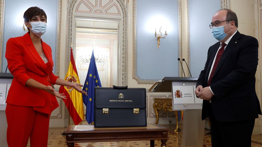 La ministra de Política Territorial, Isabel Rodríguez, recibe la cartera ministerial de su predecesor Miquel Iceta, este lunes, durante una ceremonia en el Ministerio de Política Territorial, en Madrid.