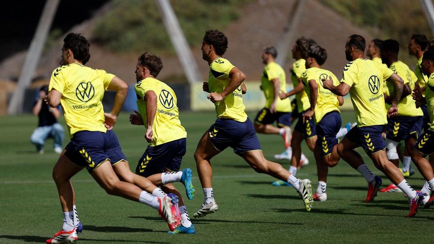 La UD Las Palmas viaja a Marbella con 32 futbolistas para seguir la pretemporada