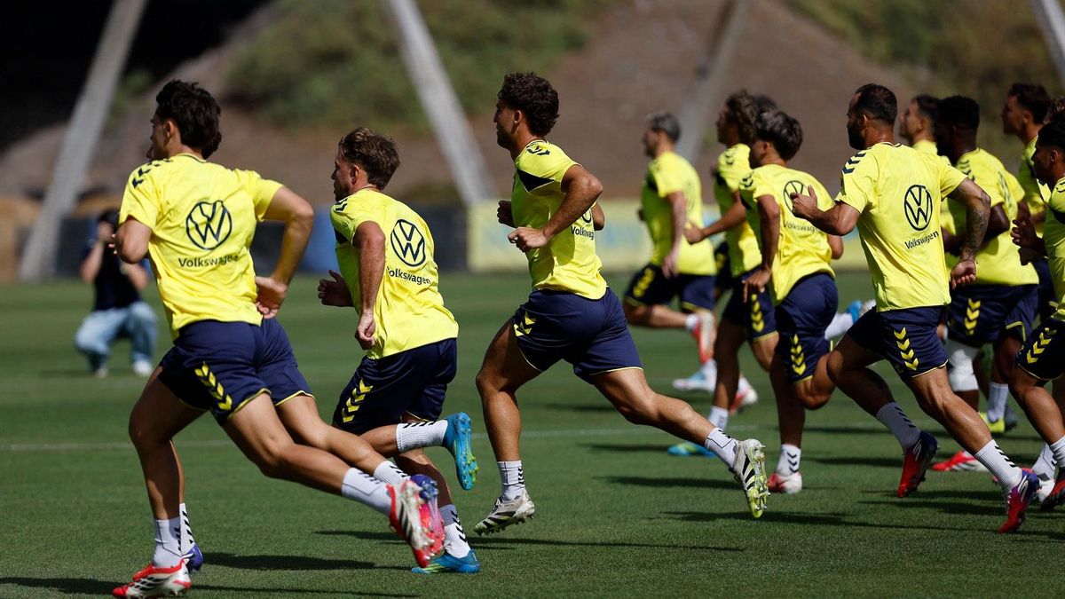 La UD Las Palmas viaja a Marbella con 32 futbolistas para continuar la pretemporada