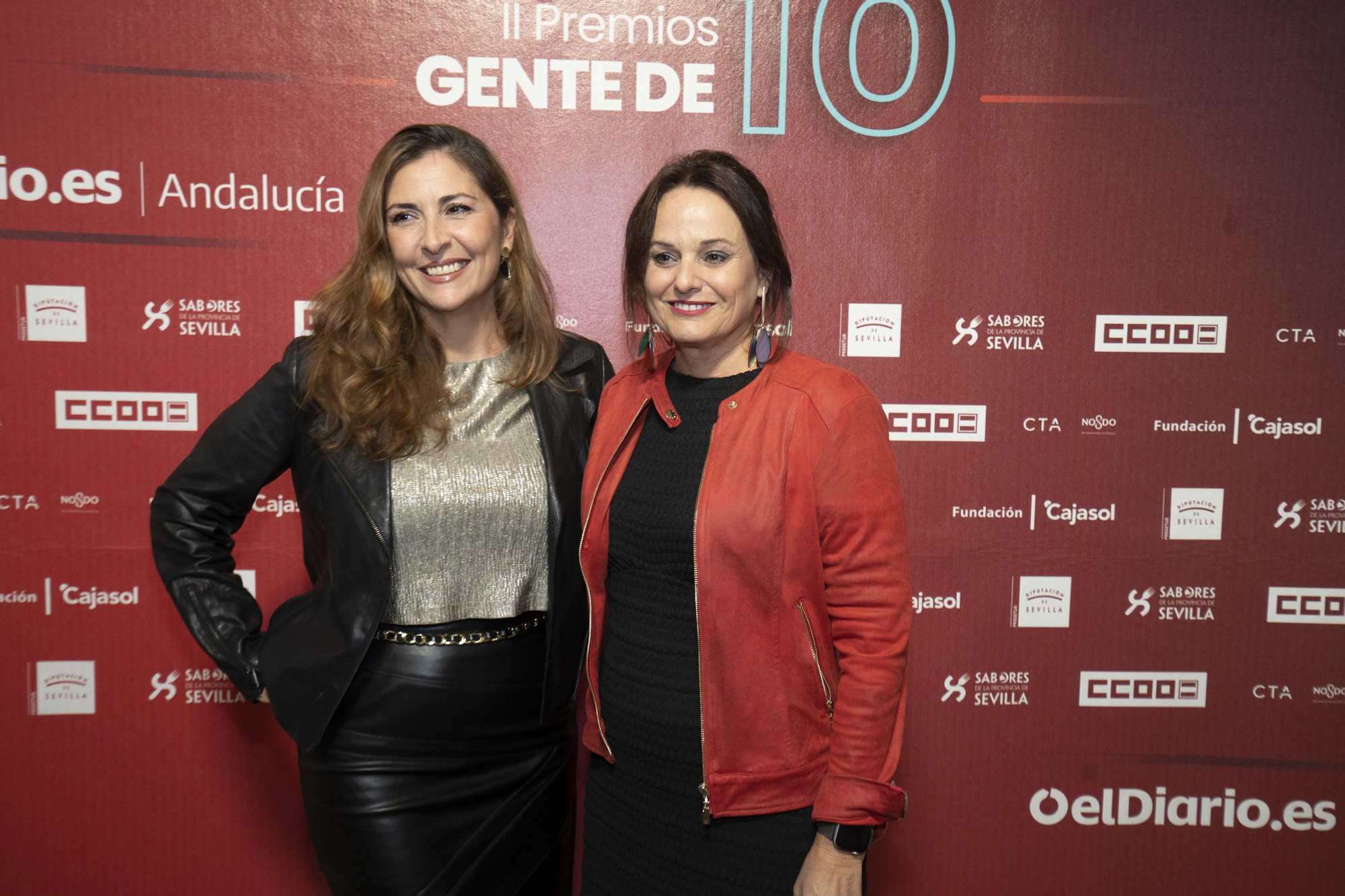 A la derecha, Cristina Los Arcos, alcaldesa de Espartinas, vicepresidenta de la Diputación de Sevilla, que entregó uno de los reconocimientos.