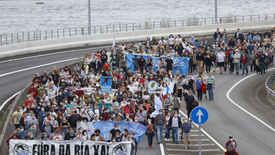 Una multitudinaria manifestación pide que Ence salga de la ría de Pontevedra en vísperas de que la Justicia decida sobre su concesión