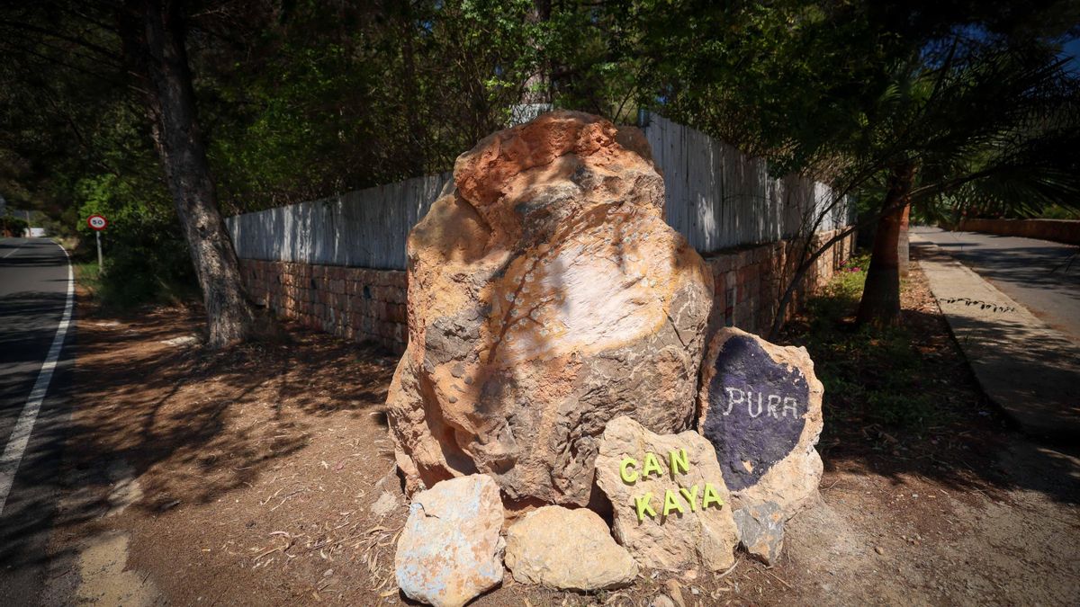 Piedra en la entrada de la villa de lujo Casa Paola en Sant Josep de sa Talaia (Eivissa)