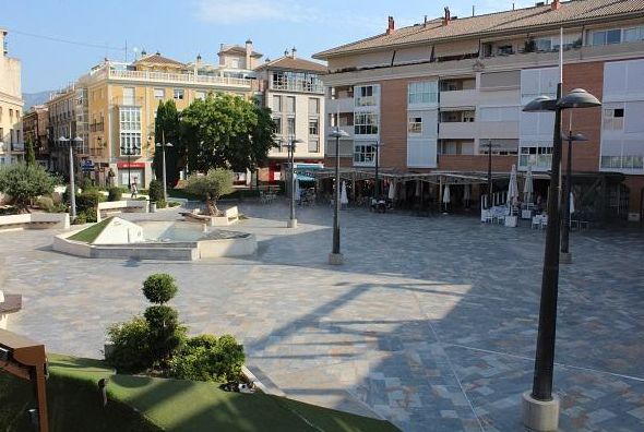 La Plaza de la Balsa Vieja (Totana, Murcia), vacía a la hora del desayuno