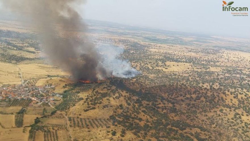 El incendio declarado en la localidad toledana de Navalmoralejo salta a Extremadura y se activa a la UME