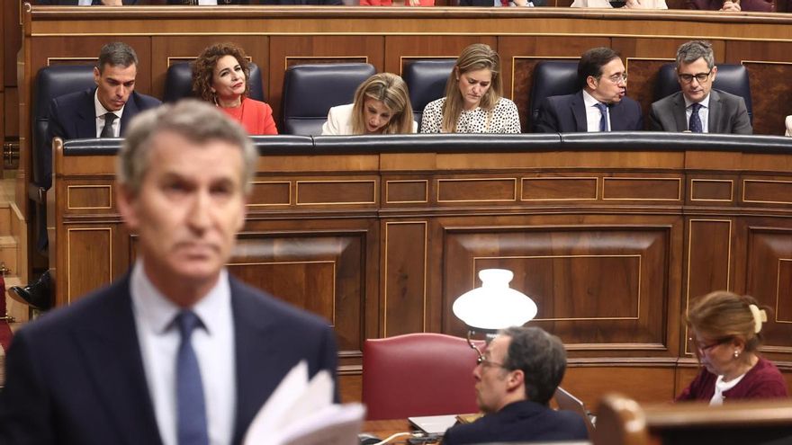 Pedro Sánchez junto a Alberto Núñez Feijóo, este miércoles en el Congreso de los Diputados,.